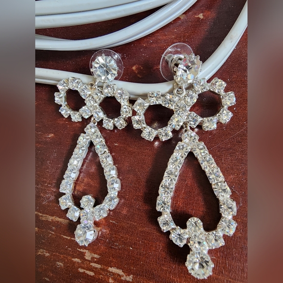 Chandelier Swarovski Crystal Pierced Earrings. - Picture 1 of 8